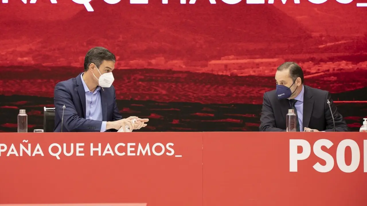 El presidente del Gobierno, Pedro S&aacute;nchez (i) y el ministro de Transportes, Jos&eacute; Luis &Aacute;balos (d). / Eva Ercolanese