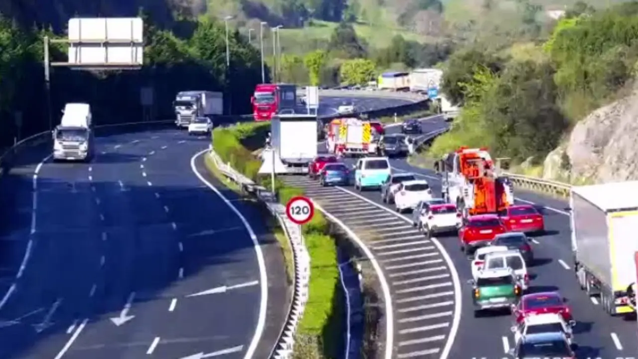 Tr&aacute;fico lento en la A-8. / DGT