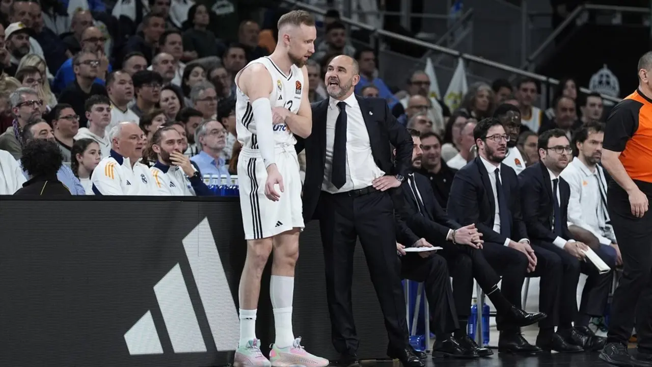 Chus Mateo, entrenador del Real Madrid, habla con Dzanan Musa, durante el partido disputado entre el Real Madrid y el Paris Basketball. / EP