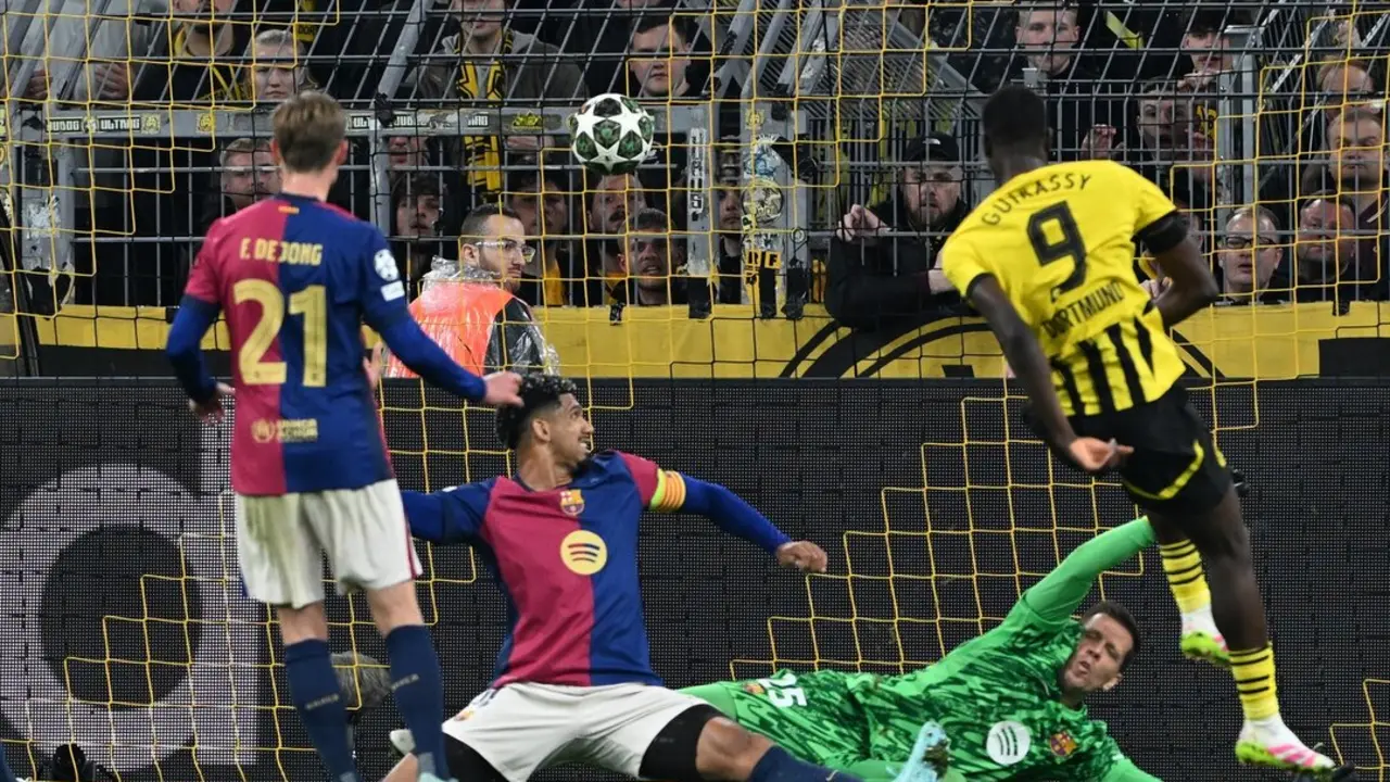 Serhou Guirassy (d) del Dortmund marca el tercer gol de su equipo durante el partido de vuelta de los cuartos de final de la Champions entre el Borussia Dortmund y el FC Barcelona. / Federico Gambarini