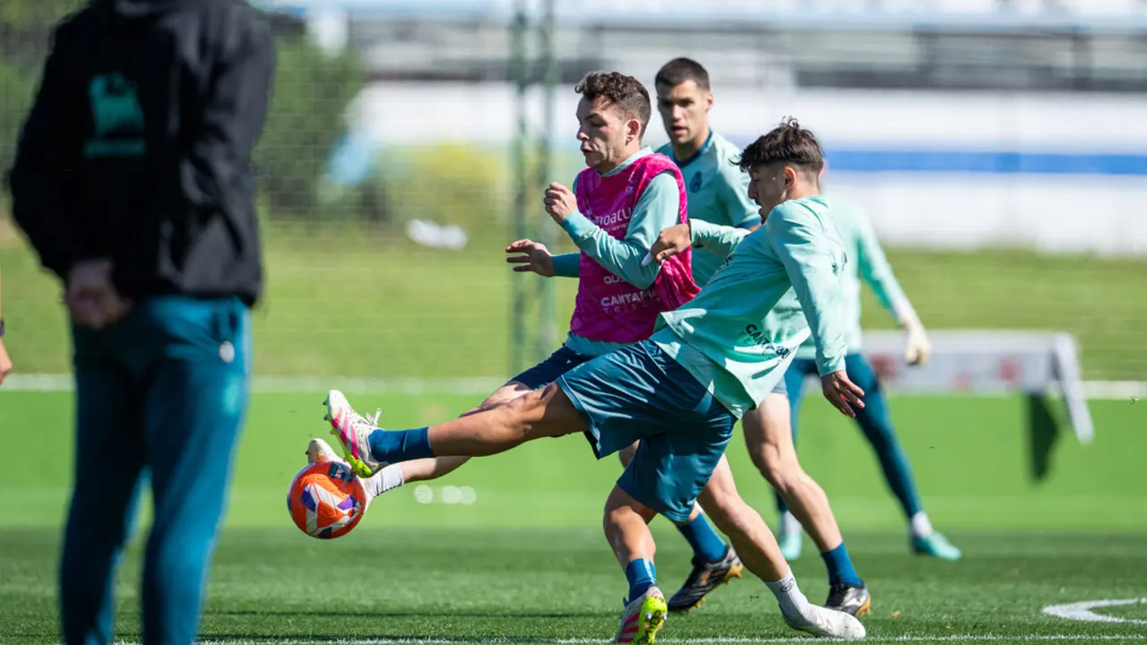 Vicente y Vencedor durante una acci&oacute;n en el entrenamiento de ayer. / RRC