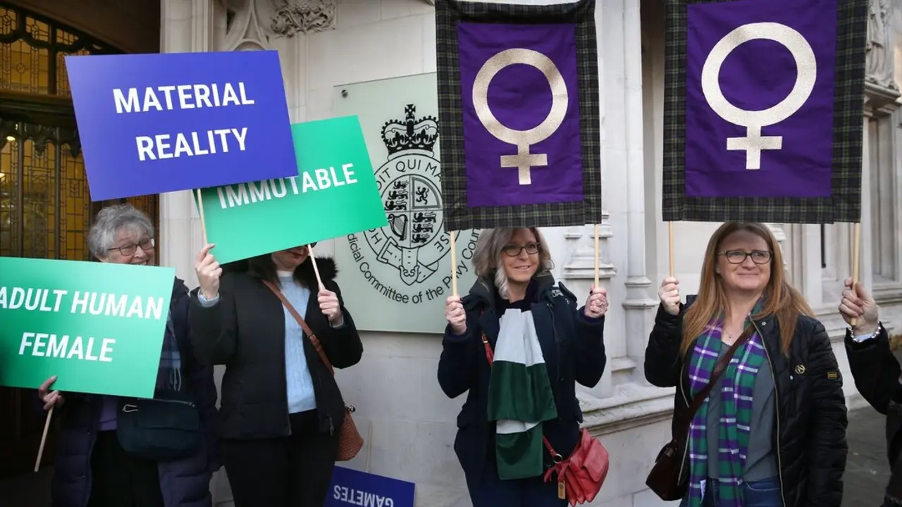 Partidarios portan carteles frente al tribunal, expresando sus opiniones. Partidarios de los Derechos de las Mujeres protestan frente al juicio "&iquest;Qu&eacute; es una mujer?" en el Tribunal Supremo de Londres. / EP