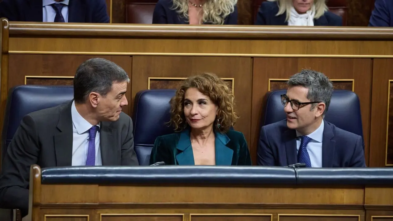 (I-D) El presidente del Gobierno, Pedro S&aacute;nchez; la vicepresidenta primera y ministra de Hacienda, Mar&iacute;a Jes&uacute;s Montero, y el ministro de la Presidencia, Relaciones con las Cortes y Justicia, F&eacute;lix Bola&ntilde;os. / Jes&uacute;s Hell&iacute;n