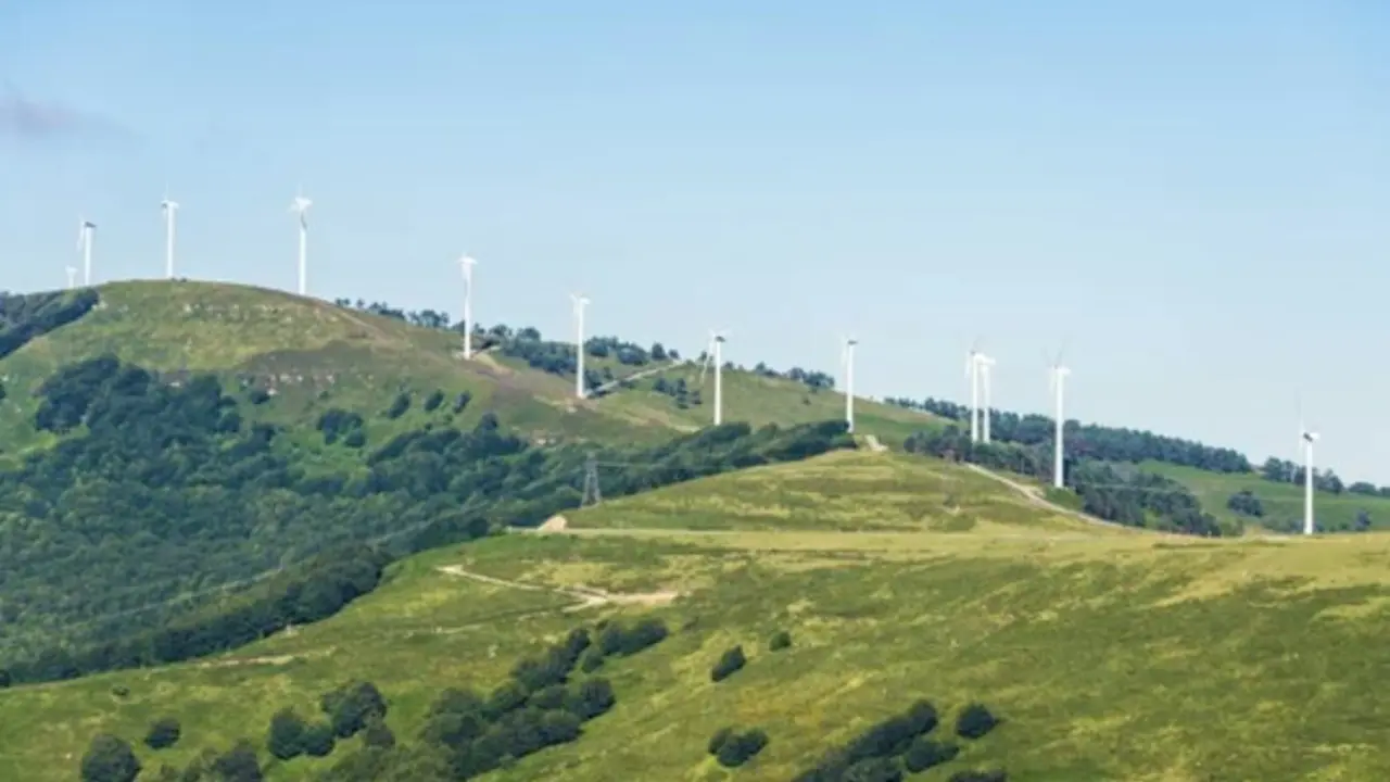 Vista panor&aacute;mica de un parque e&oacute;lico en Cantabria, s&iacute;mbolo de la transici&oacute;n energ&eacute;tica, pero tambi&eacute;n centro del debate pol&iacute;tico actual sobre su impacto medioambiental y social.