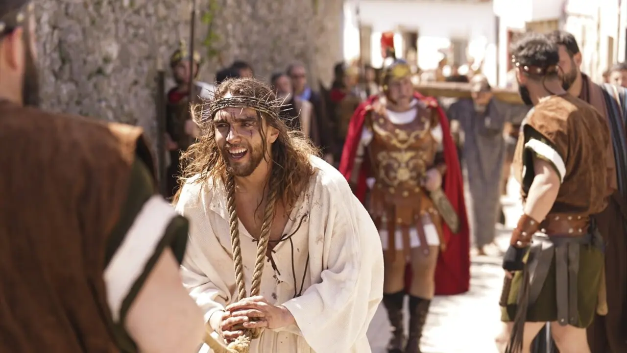 Un vecino interpreta a Jes&uacute;s durante la representaci&oacute;n de la Pasi&oacute;n Viviente, en Castro Urdiales. / H.Bilbao / Archivo