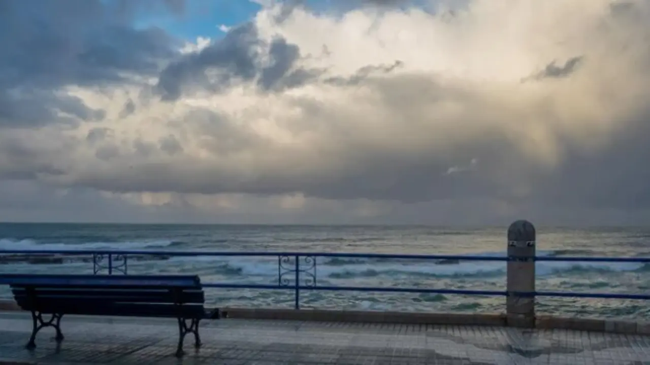 Vista del atardecer con cielos nublados en El Sardinero. / A.S.