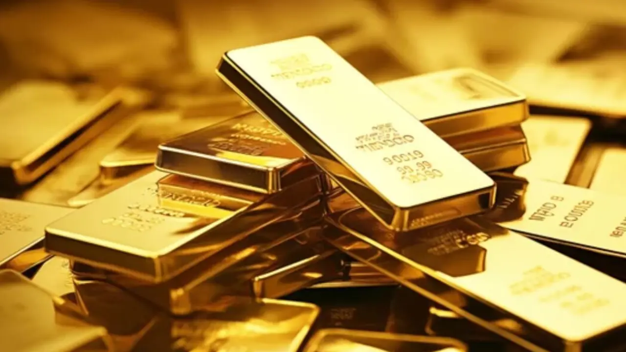 Lingotes de oro apilados, s&iacute;mbolo del valor refugio por excelencia en tiempos de incertidumbre econ&oacute;mica y geopol&iacute;tica.