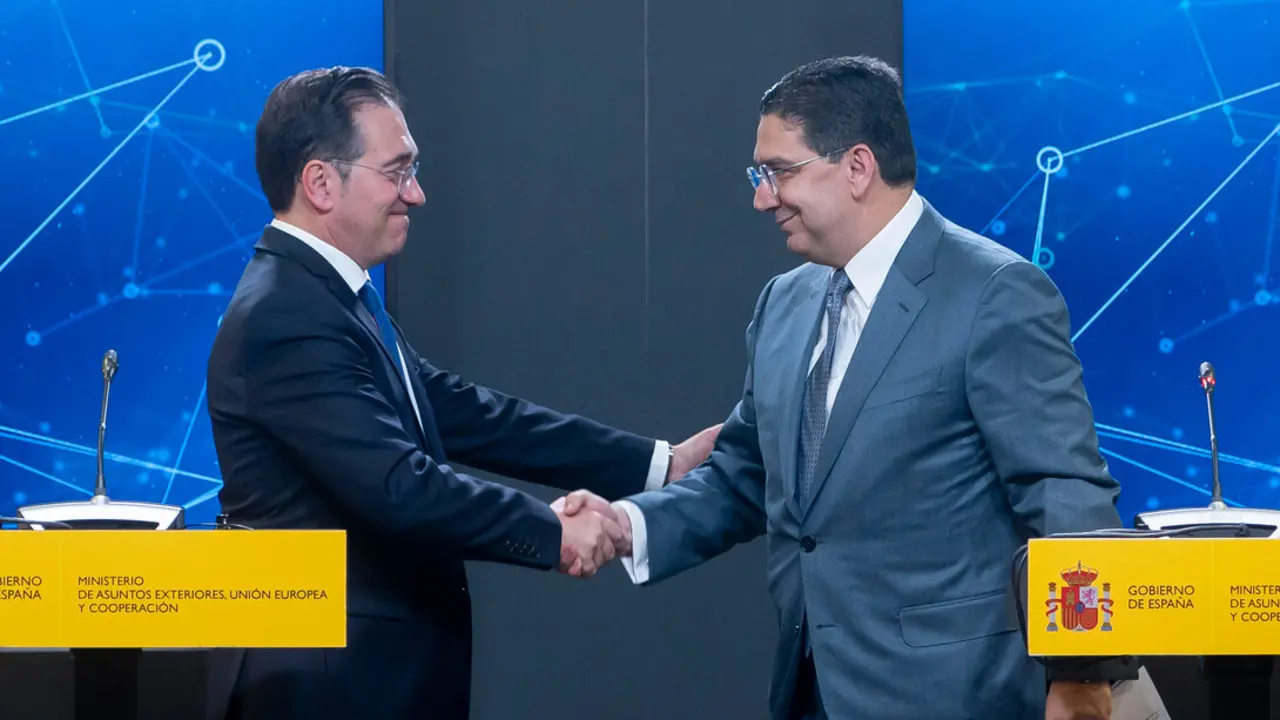 El ministro de Asuntos Exteriores, Uni&oacute;n Europea y Cooperaci&oacute;n, Jos&eacute; Manuel Albares (i) y el ministro de Relaciones Exteriores, Cooperaci&oacute;n africana y marroqu&iacute;es en el extranjero, Nasser Bourita (d). / EP