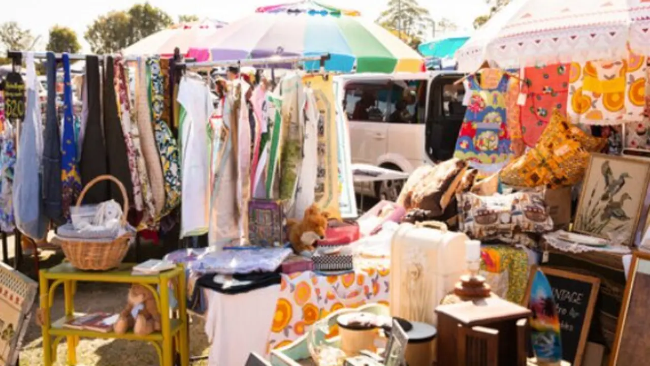 Varios art&iacute;culos a la venta en un mercadillo. / A.S.P