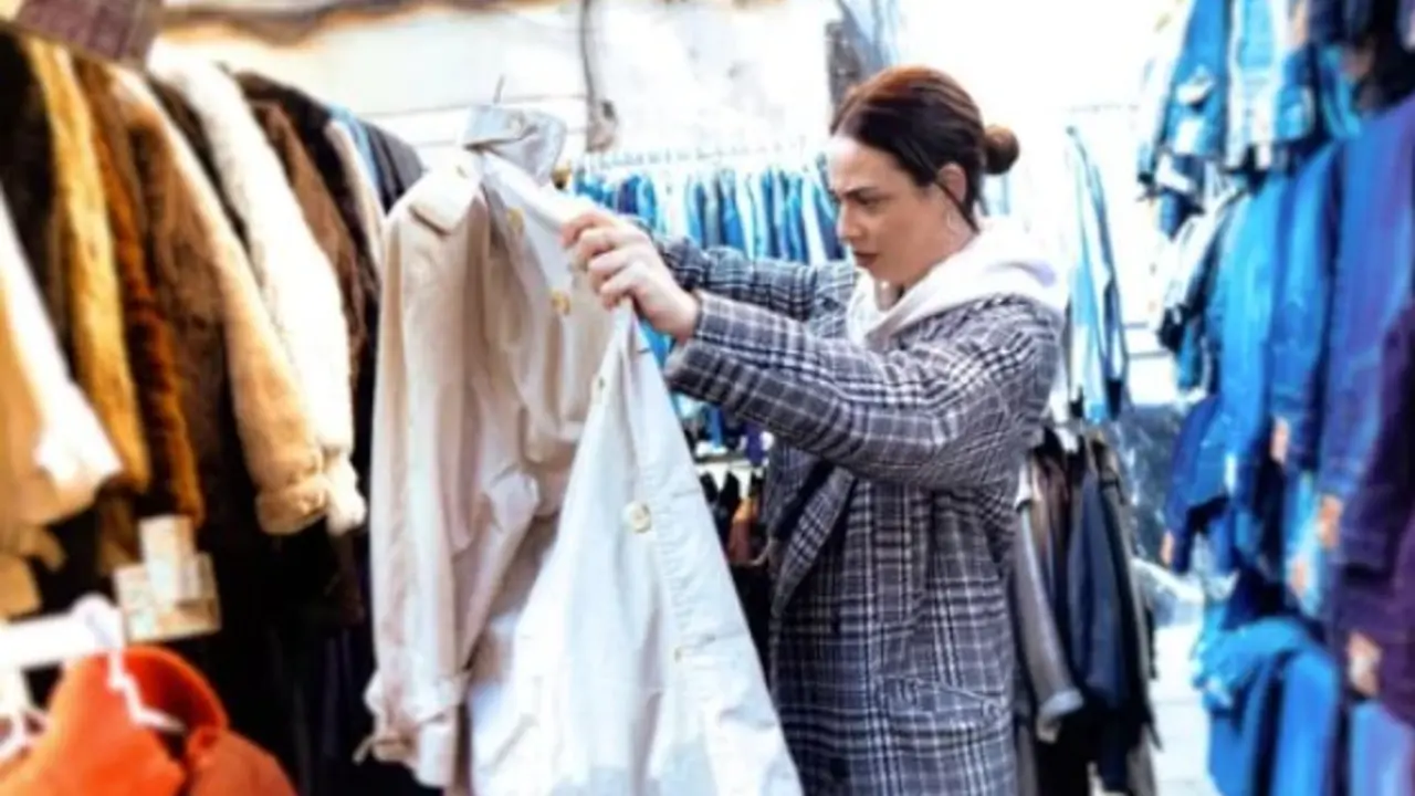 Una mujer compra en un mercadillo. / A.S.P