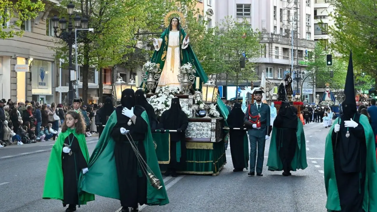 Procesi&oacute;n del Santo Entierro en Santander &ndash; Viernes Santo 2025. Nazarenos y cofrades de la Hermandad de La Esperanza portan la imagen de la Virgen Dolorosa entre incienso, solemnidad y devoci&oacute;n, recorriendo las calles del centro hist&oacute;rico bajo la atenta mirada de cientos de fieles.