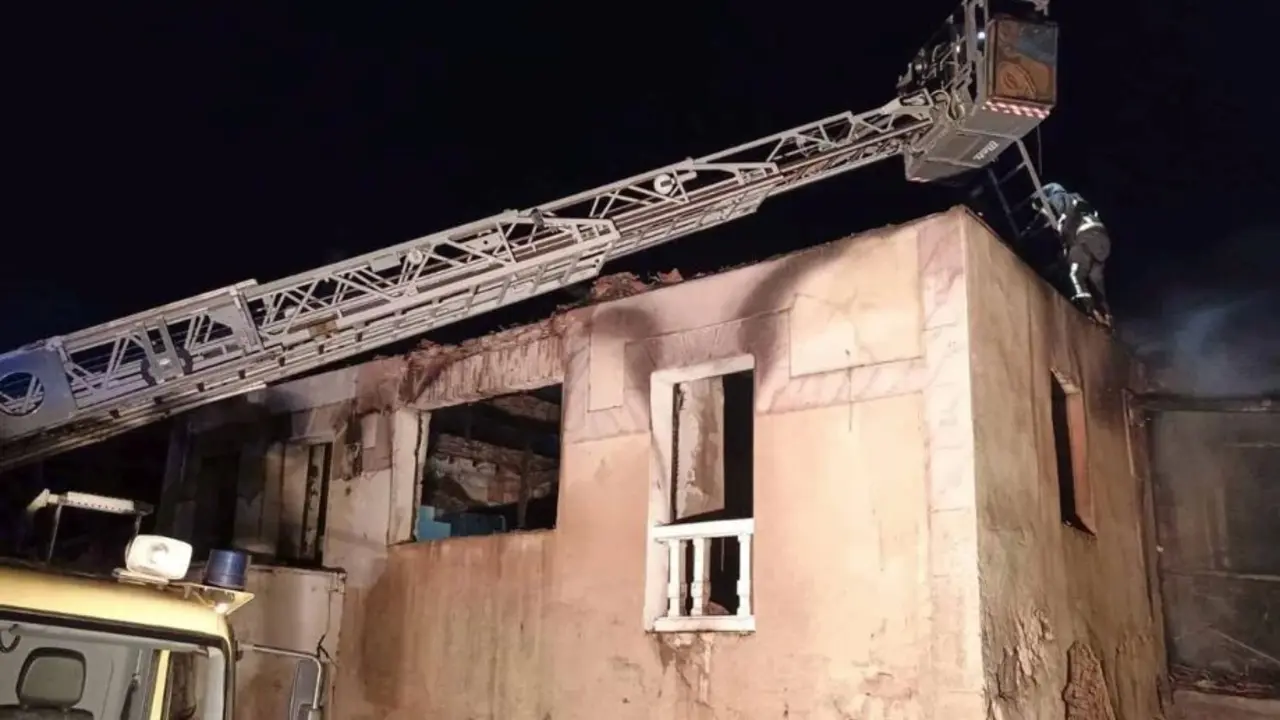 Un bombero trabaja desde el techo de la vivienda. SEPA