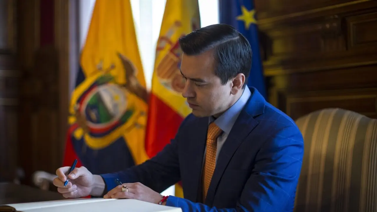 DANIEL NOBOA, presidente de Ecuador, firma en el libro de visitas de Casa Am&eacute;rica en Madrid, y luego concede una entrevista a los medios de comunicaci&oacute;n..El presidente de Ecuador, Daniel Noboa, culmina en Madrid, una gira por Europa, donde visit&oacute; el Vaticano, Italia y Francia.
Fecha: 17/05/2024.

Foto de archivo

Firma: Europa Press