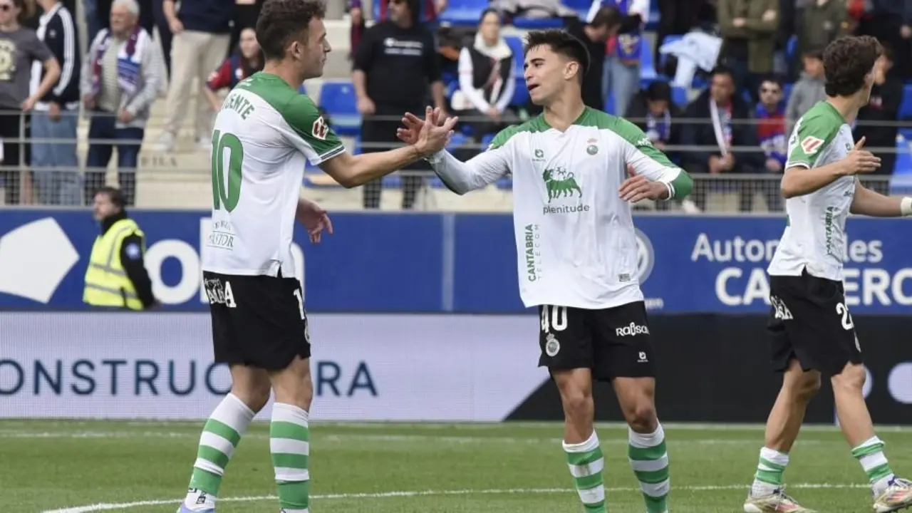 Dos jugadores del Racing durante el partido. / L.H