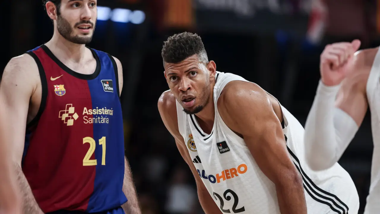 Un jugador del Real Madrid y uno del Barcelona. / EP