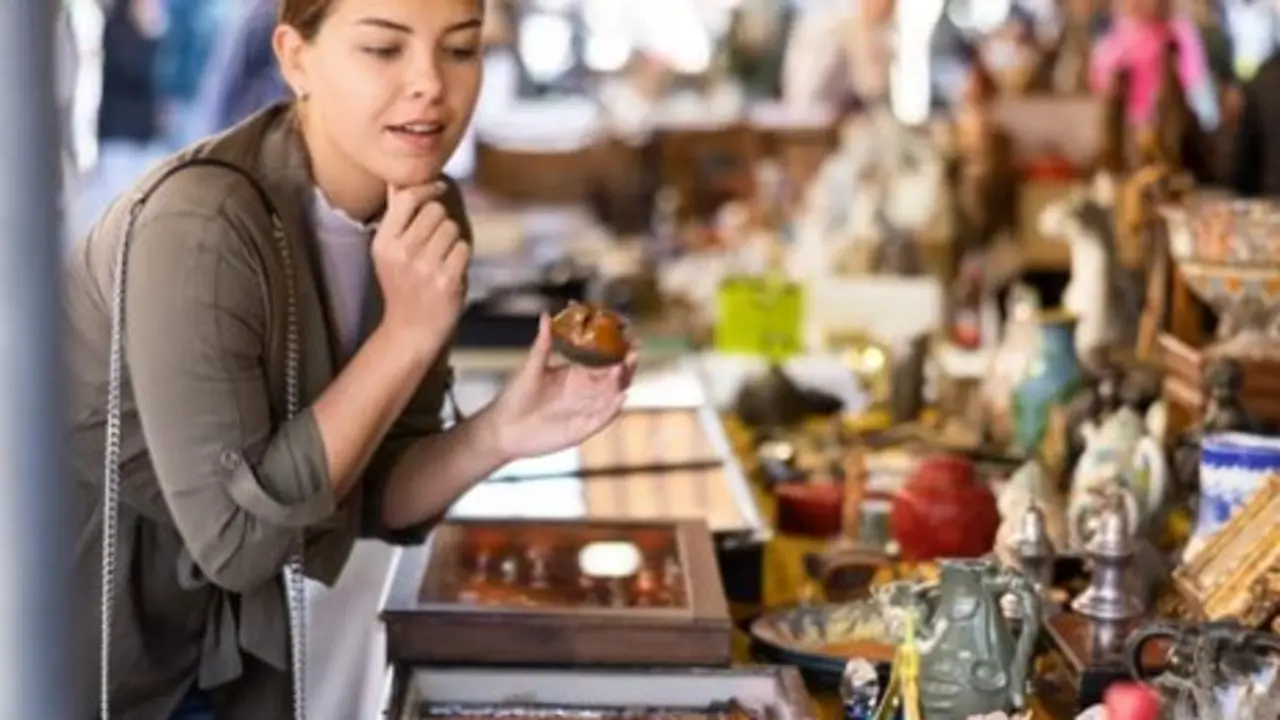 Una mujer comprando en un mercadillo. / A.S.P