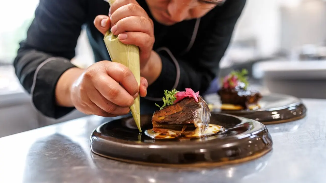 Cada plato en El Nuevo Molino es una obra de precisi&oacute;n y pasi&oacute;n. En manos del equipo de cocina, el producto c&aacute;ntabro se transforma en alta gastronom&iacute;a con t&eacute;cnica impecable y sensibilidad art&iacute;stica.