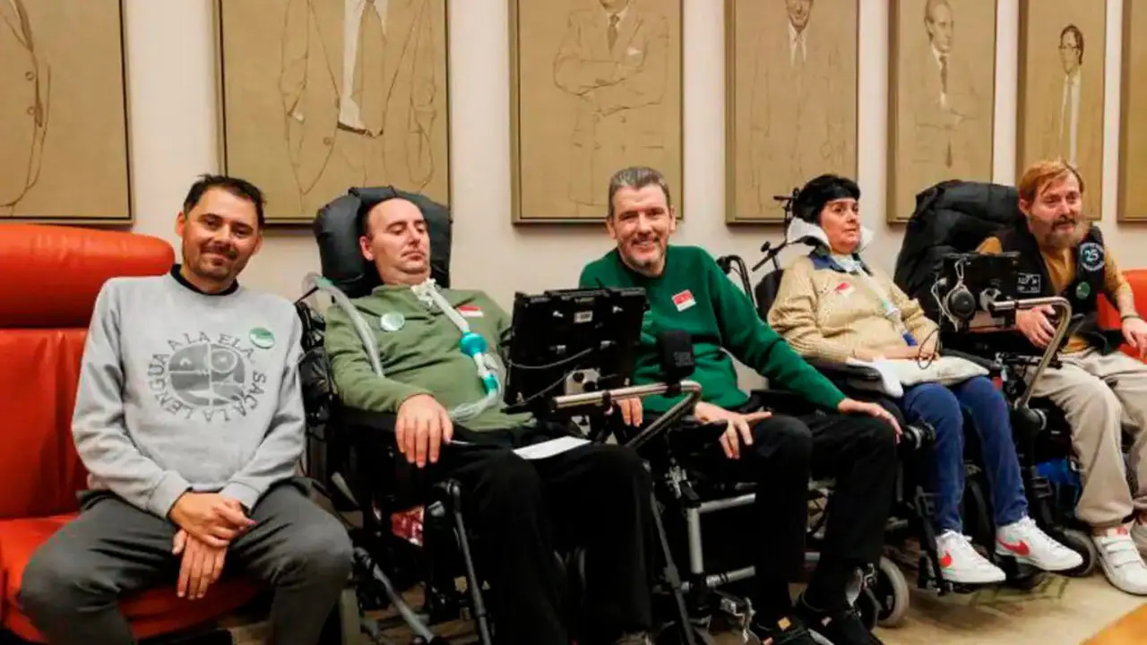 Activistas por los derechos de los enfermos de ELA, entre ellos Jordi Sabat&eacute;, reunidos en el Congreso de los Diputados, donde siguen reclamando la financiaci&oacute;n pendiente de la Ley ELA cinco meses despu&eacute;s de su aprobaci&oacute;n.