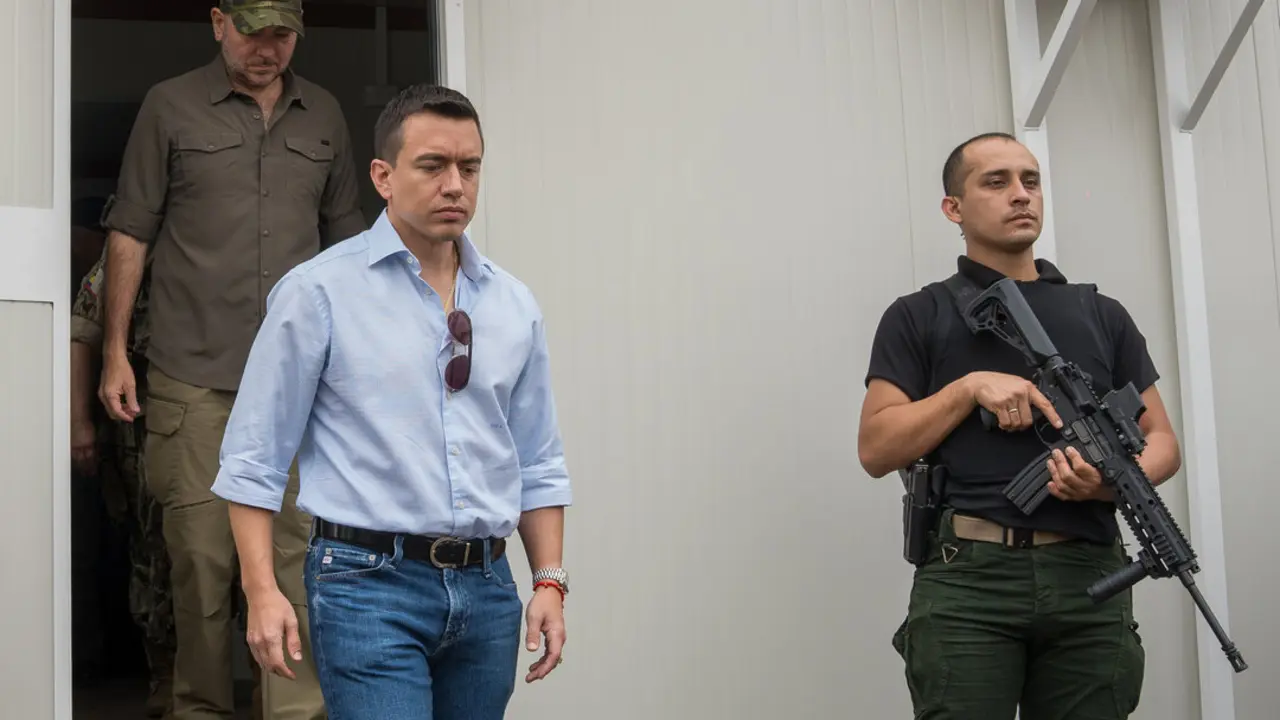 El presidente de Ecuador, Daniel Noboa, durante una inspecci&oacute;n de seguridad en instalaciones militares, escoltado por fuerzas armadas en plena alerta m&aacute;xima ante la amenaza de atentados orquestados desde el exterior.