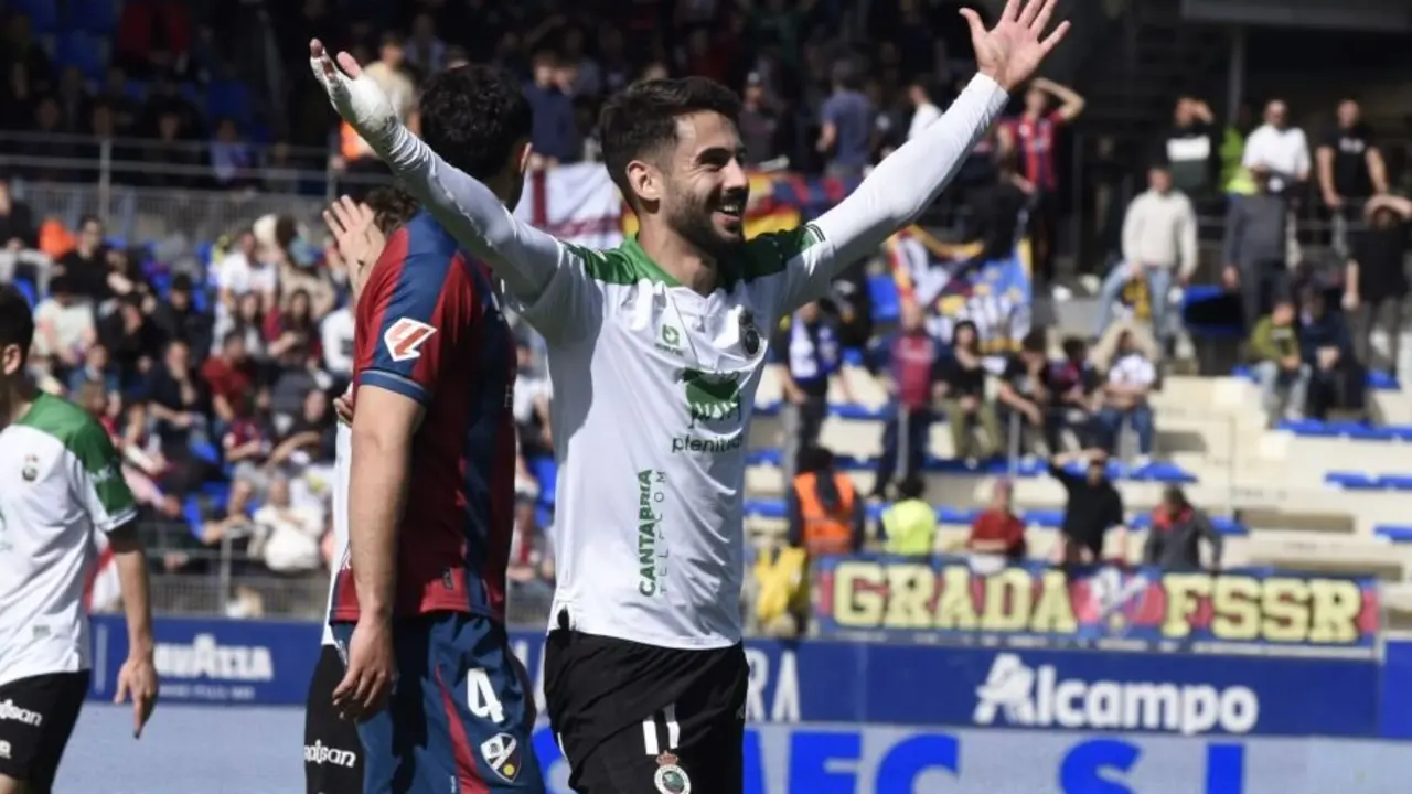 Andr&eacute;s Mart&iacute;n celebra con los brazos en alto su gol en El Alcoraz, s&iacute;mbolo de la remontada verdiblanca ante el Huesca. Su actuaci&oacute;n, clave para mantener vivo el sue&ntilde;o del ascenso.