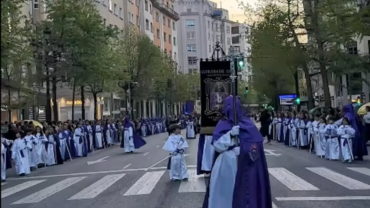 La cofrad&iacute;a de La Merced desfila por el Paseo Pereda durante la procesi&oacute;n del Domingo de Resurrecci&oacute;n en Santander, en un ambiente de recogimiento y solemnidad, con decenas de penitentes y fieles acompa&ntilde;ando el cierre de la Semana Santa 2025.