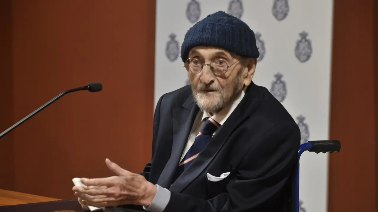 El ganador del Premio Miguel de Cervantes 2024, &Aacute;lvaro Pombo, atiende a los medios tras ganar el Premio Miguel de Cervantes 2024. / Gustavo Valiente
