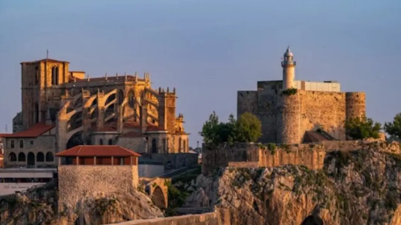 Atardecer en el castillo de Castro Urdiales. / A.S.