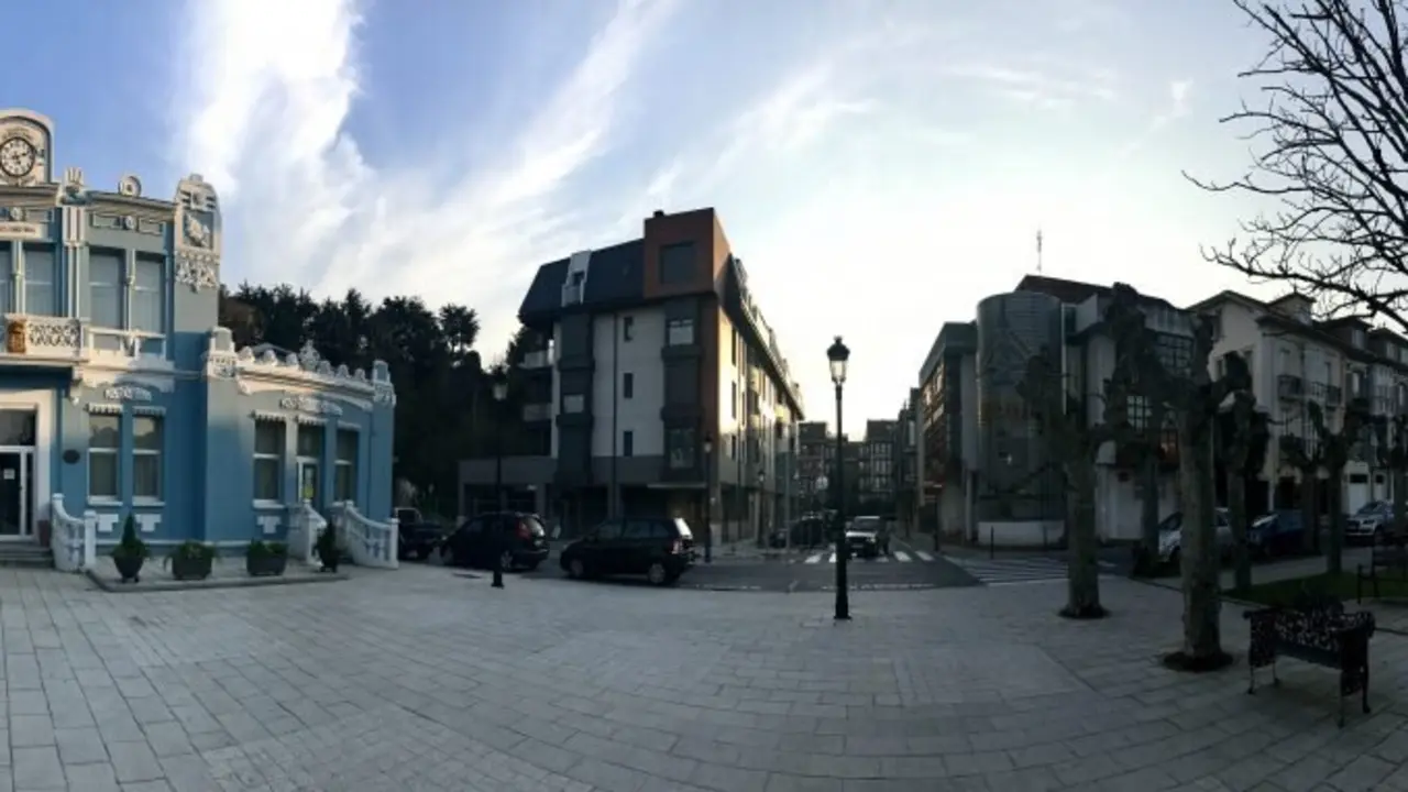 Vista panor&aacute;mica de la plaza de Colindres. / A.C.
