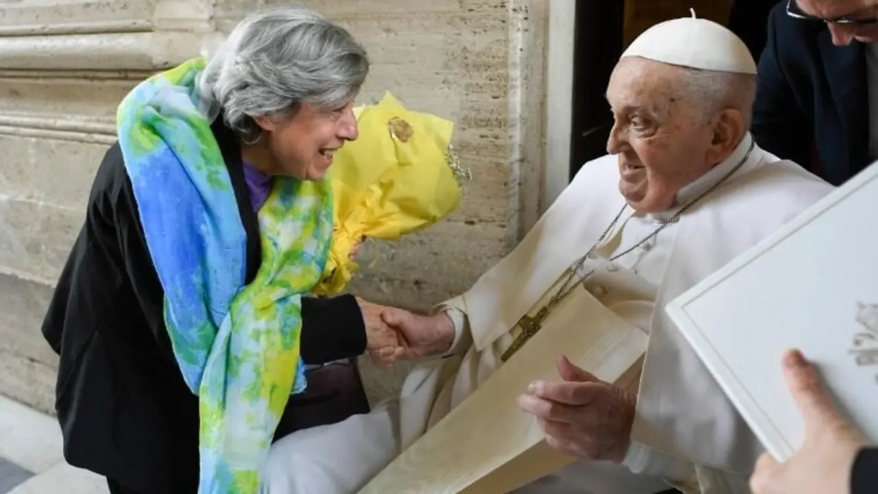 El Papa saluda a la se&ntilde;ora Carmela.   (Vatican Media)