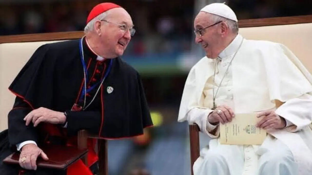 El cardenal Kevin Farrell conversa con el Papa Francisco durante un acto p&uacute;blico en el Vaticano. Farrell, actual camarlengo, ser&aacute; clave en la organizaci&oacute;n del c&oacute;nclave tras la muerte del pont&iacute;fice. (Vatican Media)