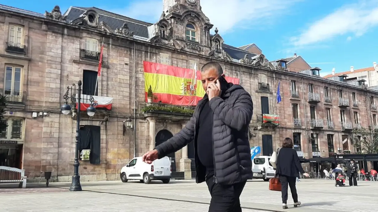 Una persona pasea por el Blvr. Luciano Demetrio Herrero.