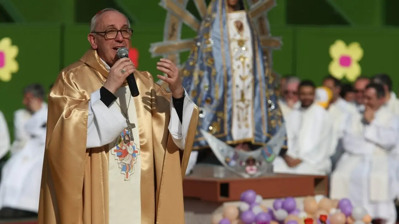 Misa Arquidiocesana Nia en el Estadio Rock Park de Lugano, oficiada por el Cardenal Jorge Bergoglio y presenciada por 15.000 j&oacute;venes de la capital. / Maxie Amena