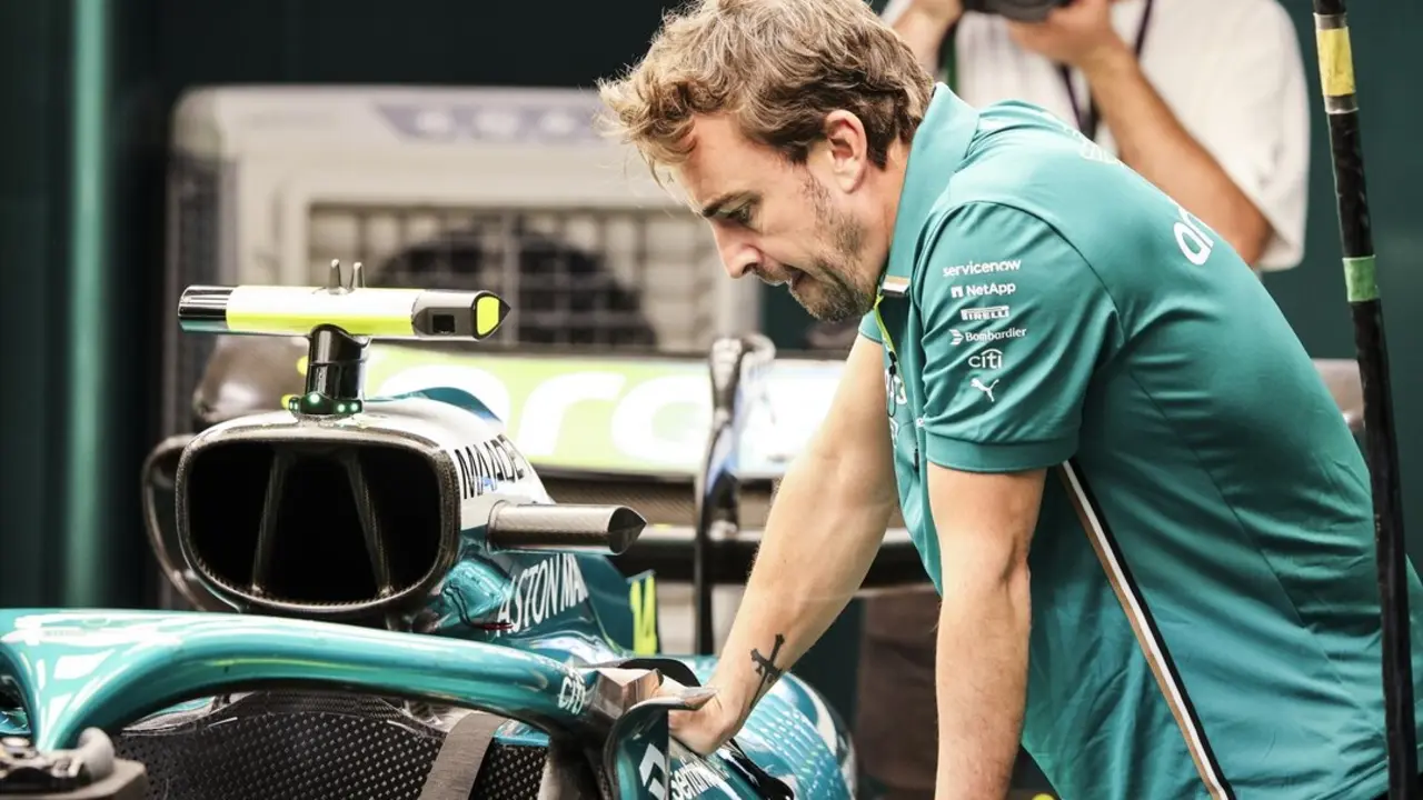 Fernando Alonso con el Aston Martin. / EP