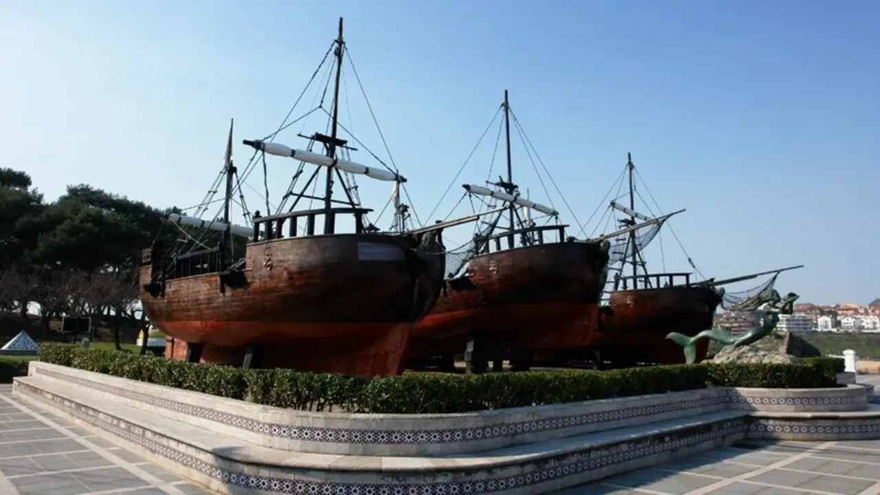 Las carabelas, frente al majestuoso Palacio de la Magdalena en Santander: un gui&ntilde;o al pasado mar&iacute;timo de Espa&ntilde;a. / A.E.