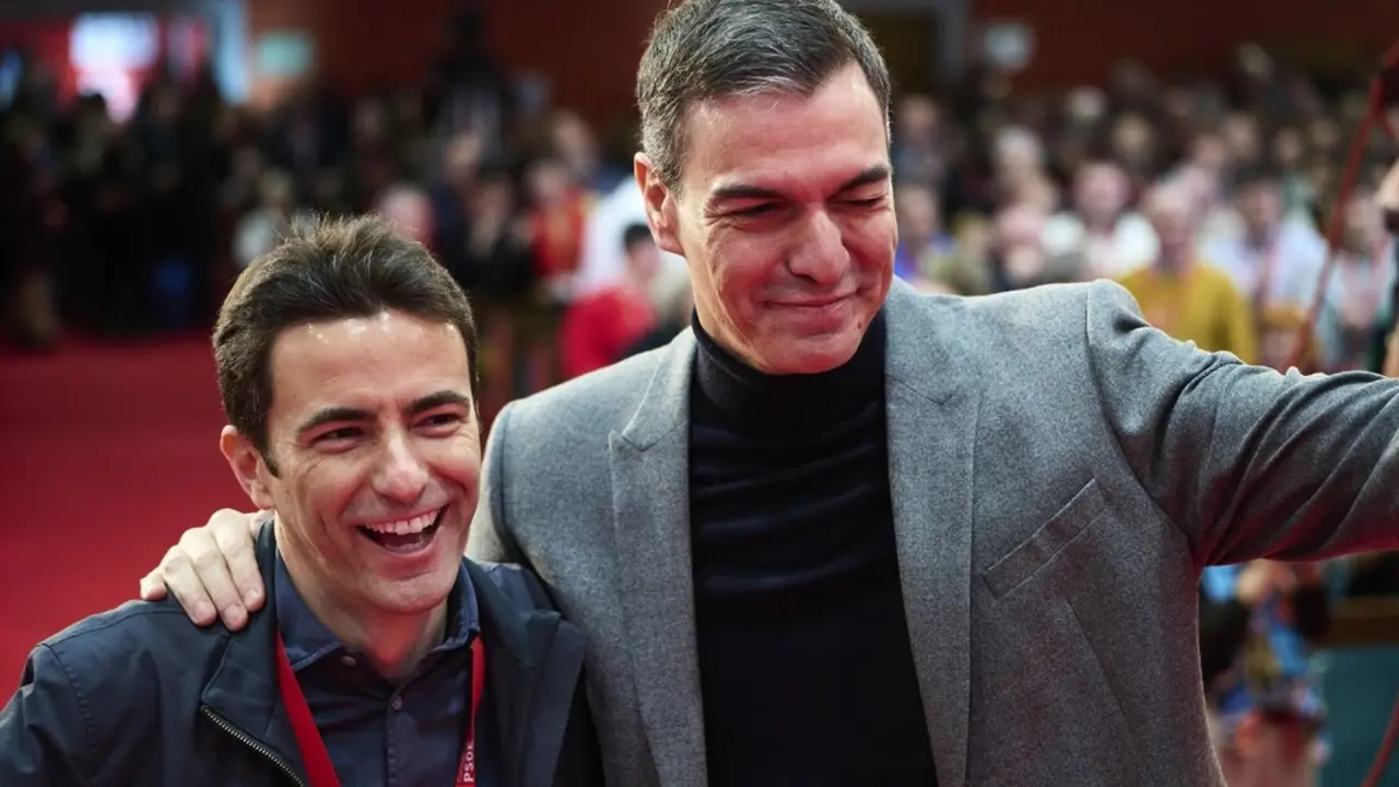 El secretario general del PSOE de Cantabria, Pedro Casares (i), y el secretario general del PSOE y presidente del Gobierno, Pedro S&aacute;nchez. C&eacute;sar Ortiz / Europa Press