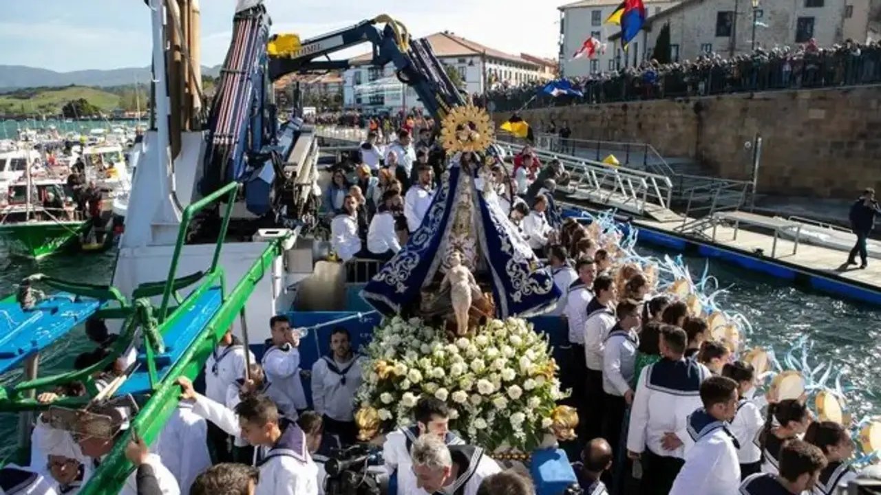 La Virgen en el barco en una de las ediciones pasadas. / A.E.