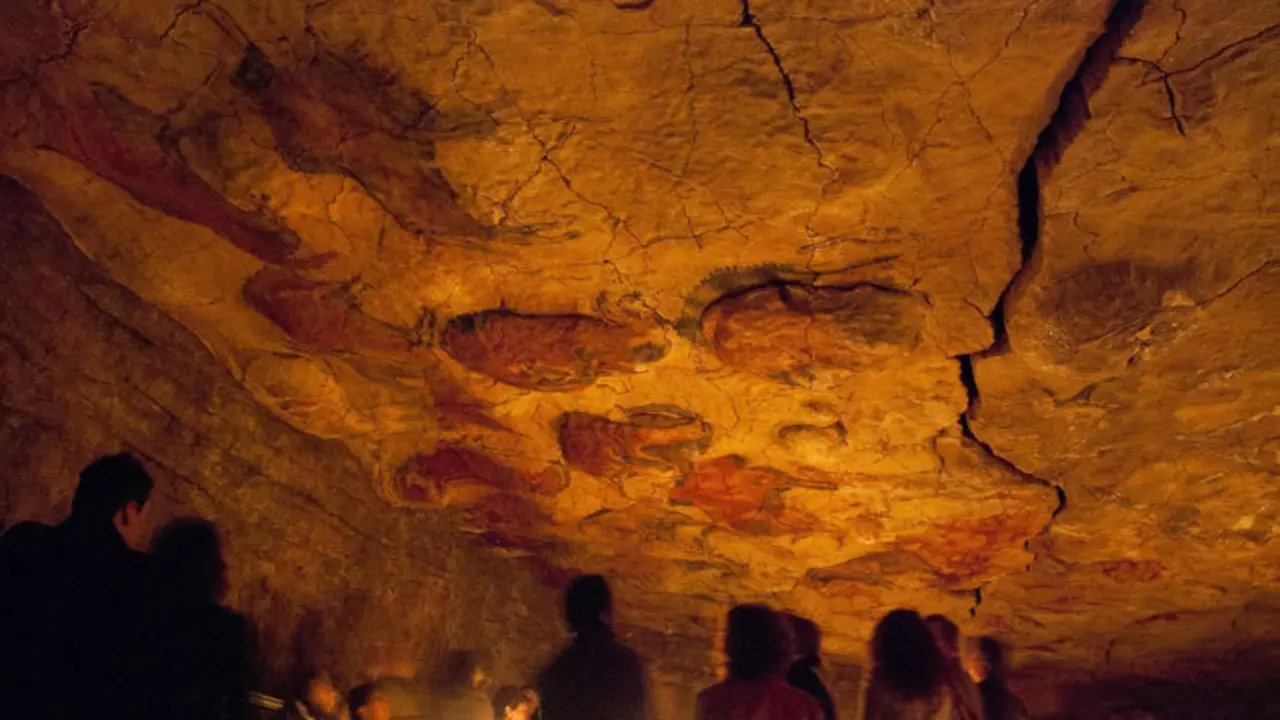 La neocueva en el Museo Altamira, con las luces naturales. / x