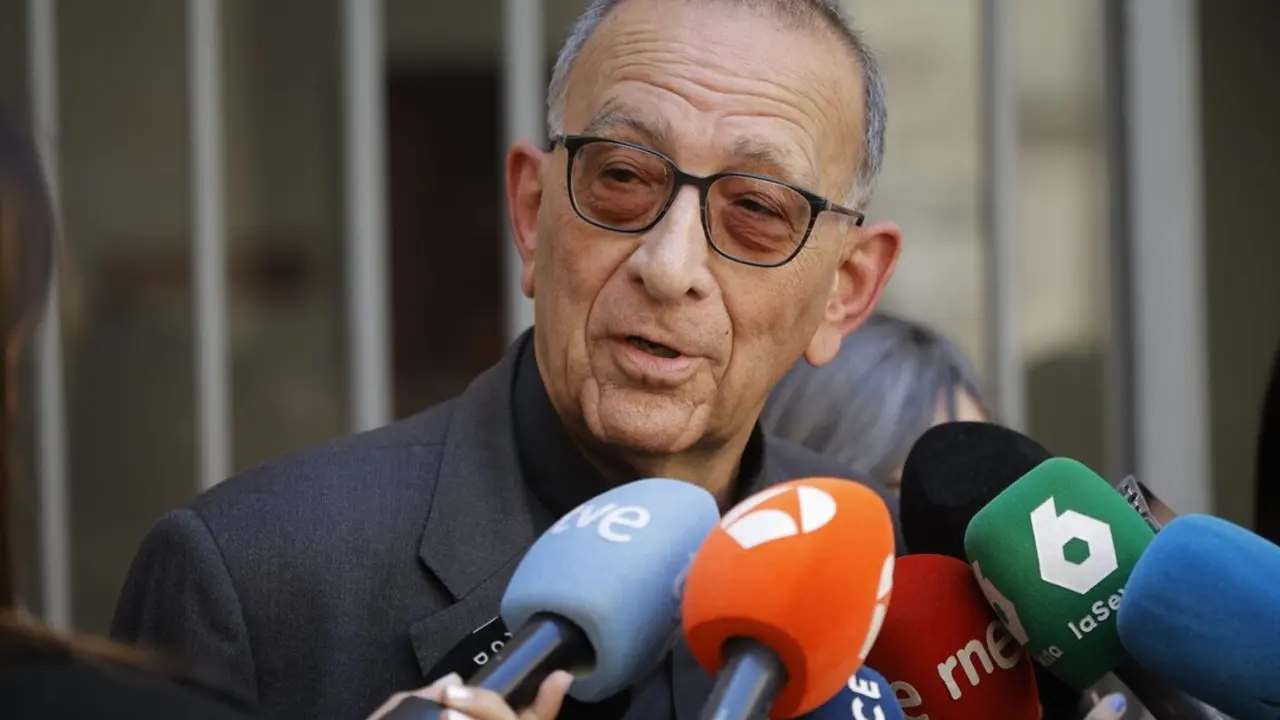 El arzobispo de Barcelona, Juan Jos&eacute; Omella, ofrece declaraciones a los medios tras la muerte del Papa. / Kike Rinc&oacute;n