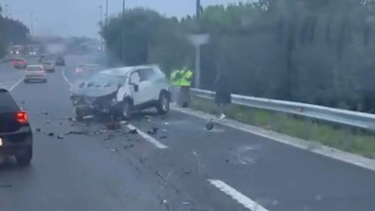 Pie de foto: Estado en el que qued&oacute; uno de los veh&iacute;culos tras el accidente m&uacute;ltiple en la S-10, en Bezana, direcci&oacute;n A-67. / Testigo