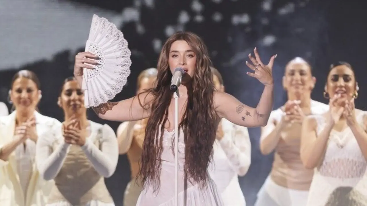 La cantante Lola &Iacute;ndigo durante su actuaci&oacute;n en los premios Goya. / &Aacute;lex C&aacute;mara / Archivo