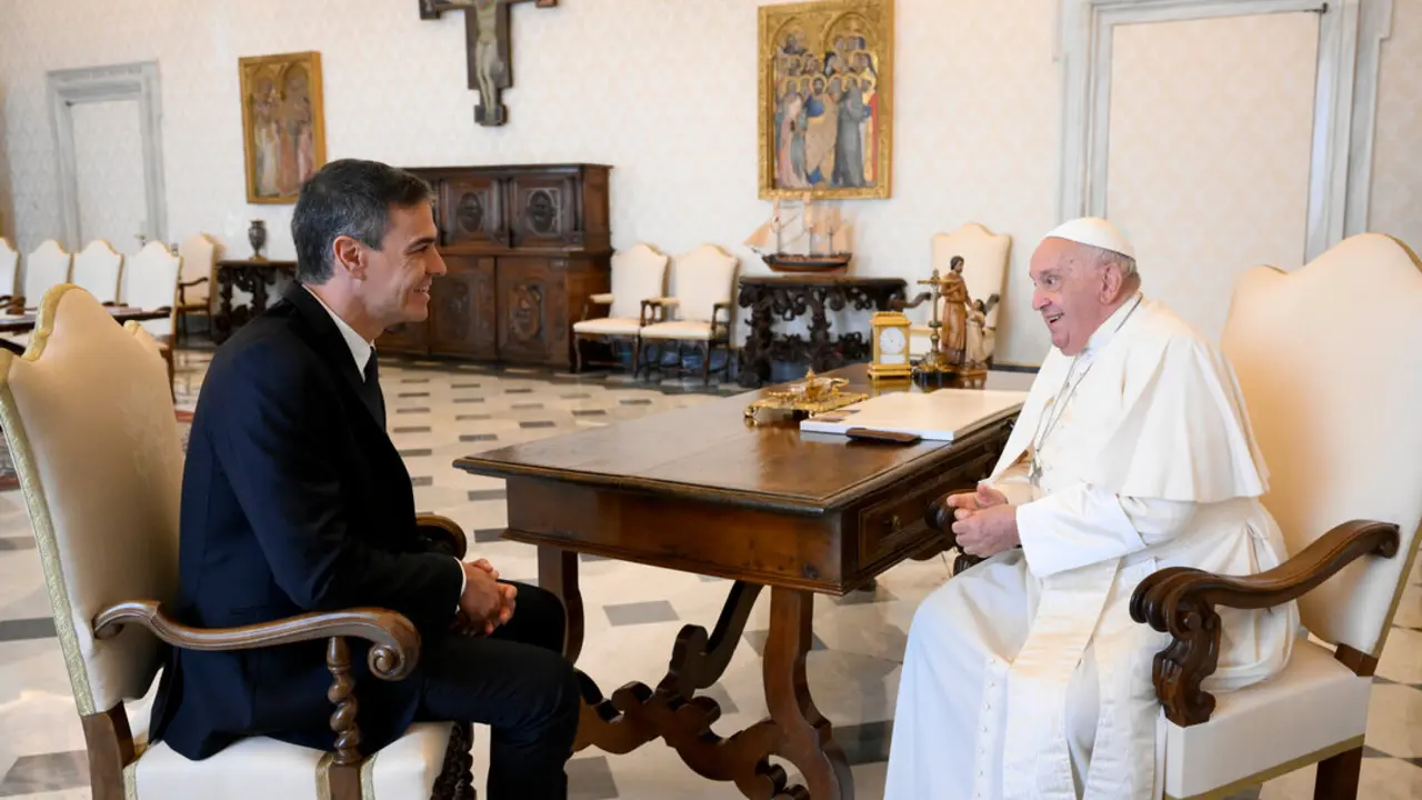 El presidente del Gobierno, Pedro S&aacute;nchez (i), es recibido en audiencia por el Papa Francisco (d). / Archivo / EP