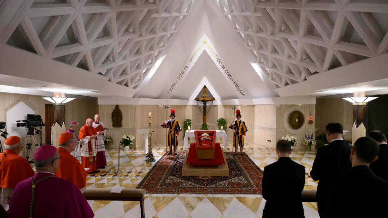 Primeras im&aacute;genes del f&eacute;retro con el cuerpo del Papa Francisco. / EP