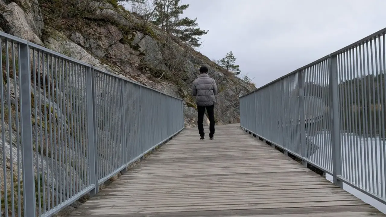 Una persona da un paseo en un d&iacute;a nublado. / A.E