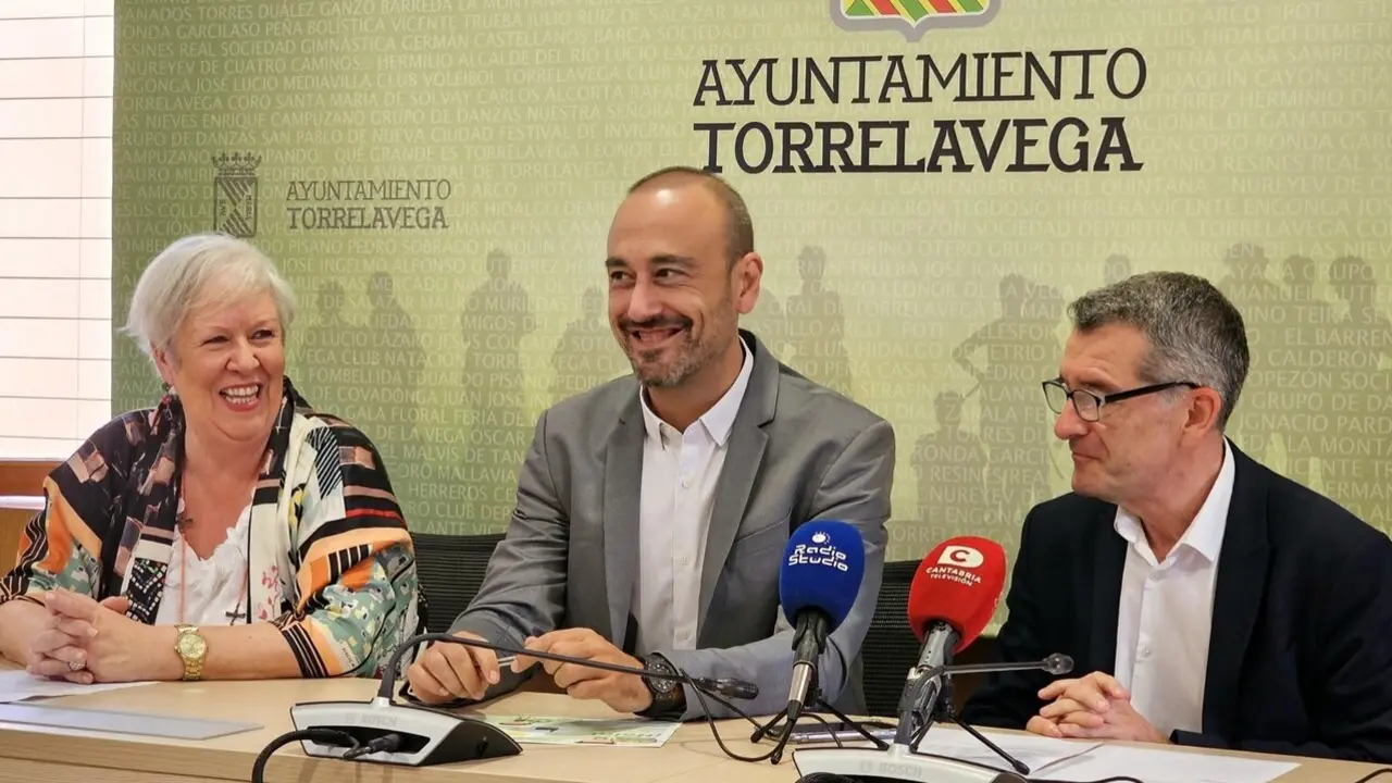El alcalde de Torrelavega, Javier L&oacute;pez Estrada, y la presidenta y de Aguas Torrelavega, Blanca Rosa G&oacute;mez Morante. / Alerta