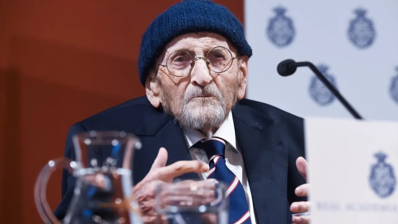 El ganador del Premio Miguel de Cervantes 2024, &Aacute;lvaro Pombo, atiende a los medios tras ganar el Premio Miguel de Cervantes 2024. / Gustavo Valiente
