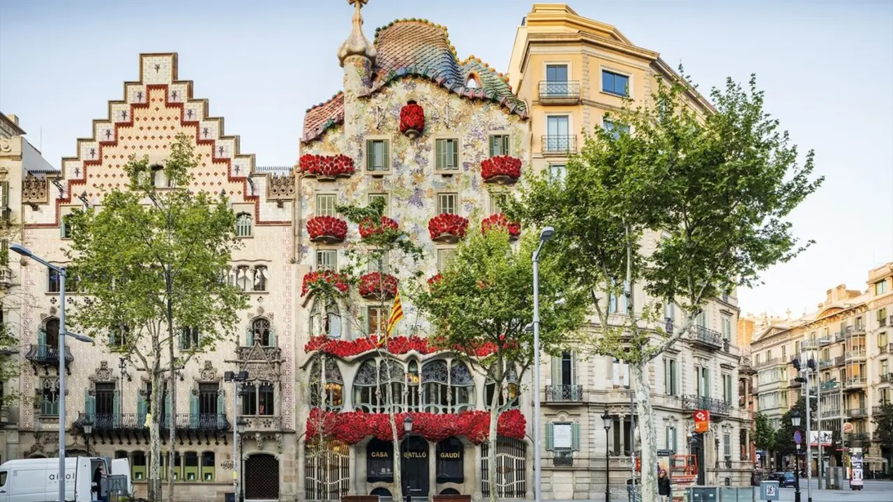 La Casa Batll&oacute; decorada con rosas rojas por Sant Jordi. / EP