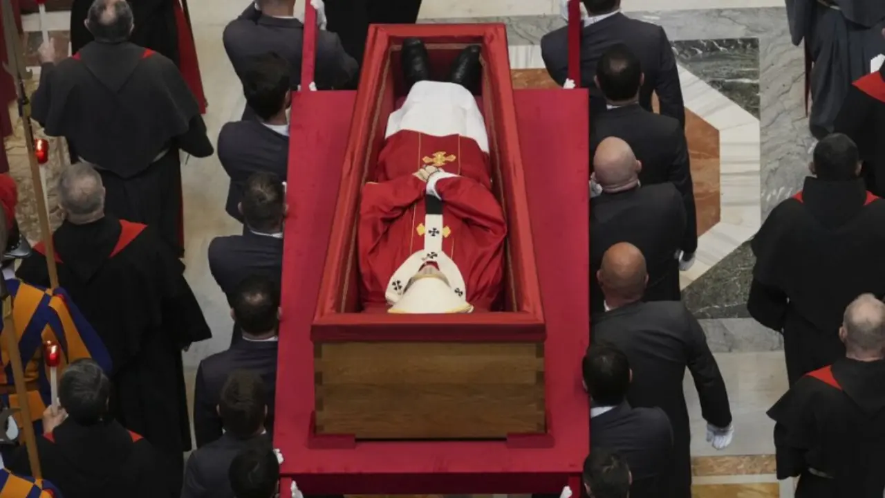 El cuerpo del Papa Francisco a la entrada de la Bas&iacute;lica de San Pedro. / X