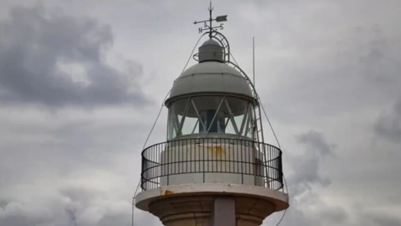 El faro de Suances en un dia nublado. / A.S.