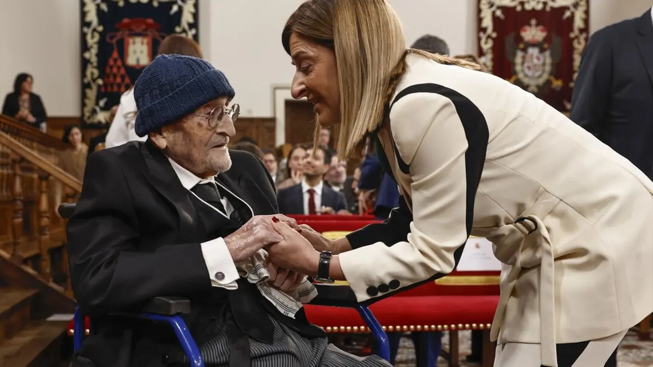 El escritor &Aacute;lvaro Pombo es saludado por la presidenta de Cantabria, Mar&iacute;a Jos&eacute; S&aacute;enz de Buruaga, momentos antes de recibir el Premio Cervantes 2024. / A. Ballesteros