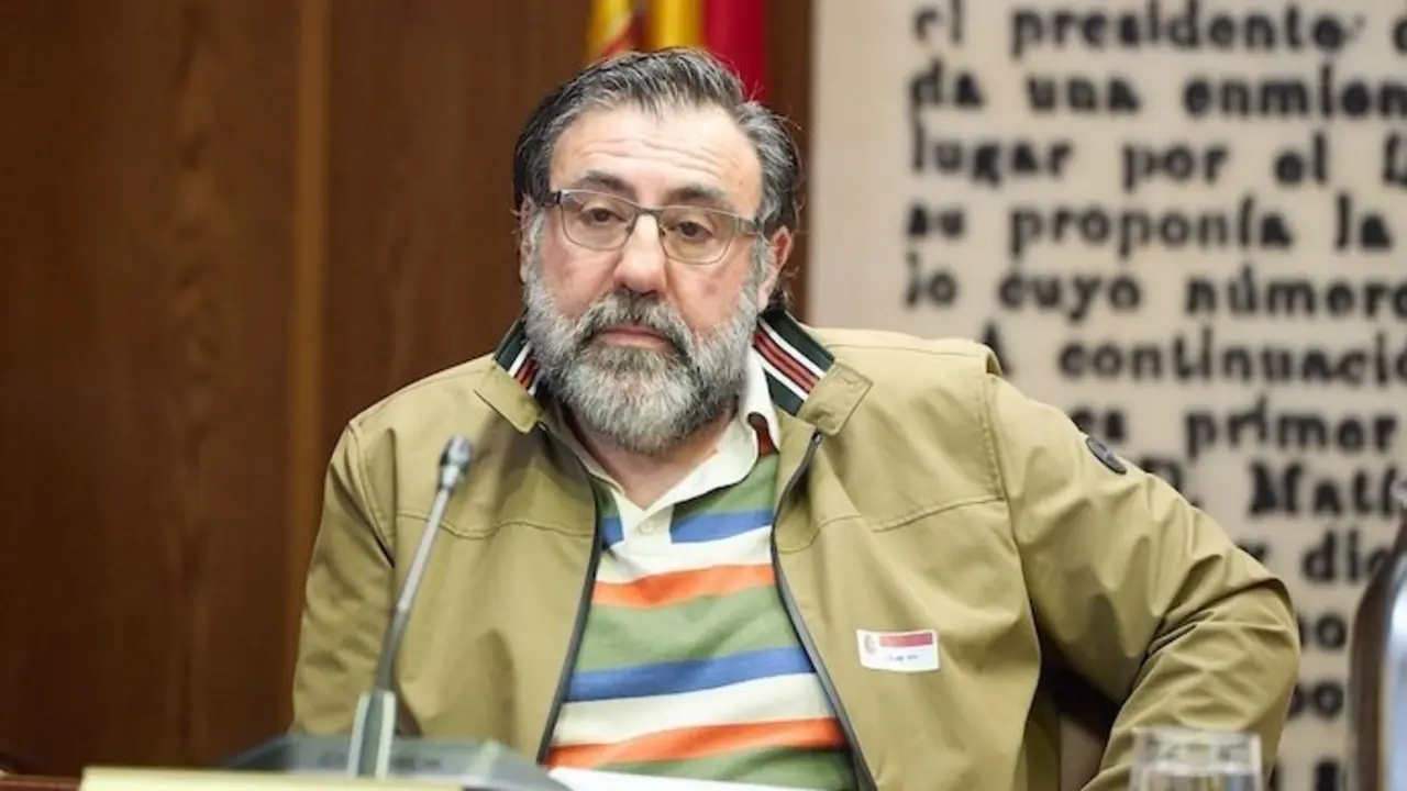 El hermano de Koldo Garc&iacute;a, Joseba Garc&iacute;a, comparece en la comisi&oacute;n de investigaci&oacute;n sobre el caso Koldo, en el Senado, a 23 de abril de 2025, en Madrid (Espa&ntilde;a). El hermano de Koldo, que fue uno de los detenidos al estallar el caso, comparece en la comisi&oacute;n de investigaci&oacute;n por sus presuntas implicaciones en la trama. Seg&uacute;n un informe de la Unidad Central Operativa (UCO) de la Guardia Civil se encargaba de cumplimentar los partes de trabajos mensuales de J&eacute;ssica Rodr&iacute;guez, exnovia de &Aacute;balos, en una empresa p&uacute;blica en la que fue contratada. Adem&aacute;s, una testigo declar&oacute; en el Tribunal Supremo que dio hasta 20.000 d&oacute;lares en efectivo a Joseba Garc&iacute;a en Rep&uacute;blica Dominicana por orden de un socio de Aldama.

Jes&uacute;s Hell&iacute;n / Europa Press
23/4/2025